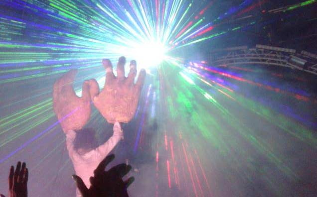 Wayne Coyne con le sue mani laser